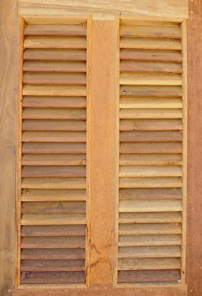 Spalier Holzfenster am thailändischen Haus — Stockfoto