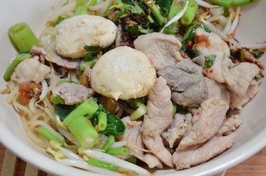 domuz topu ve haşlanmış domuz noodle