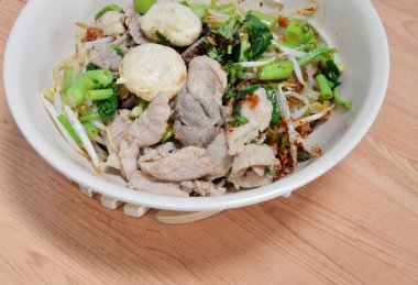 domuz topu ve haşlanmış domuz noodle