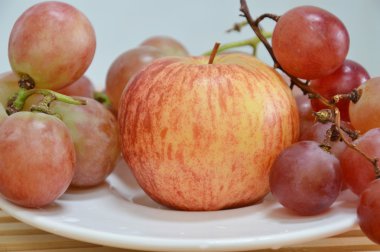elma ve kırmızı üzüm yemek
