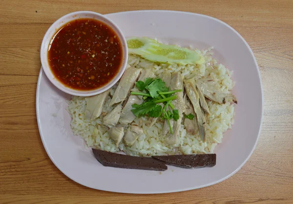 Scheiben gekochtes Hühnchen auf Reis mit Hühnersuppe garniert — Stockfoto