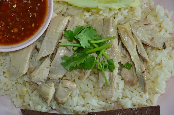 Φέτα βρασμένο κοτόπουλο topping για ρύζι στον ατμό με Κοτόπουλο σούπα — Φωτογραφία Αρχείου