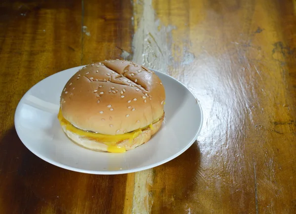 Чизбургер со свининой на блюде — стоковое фото