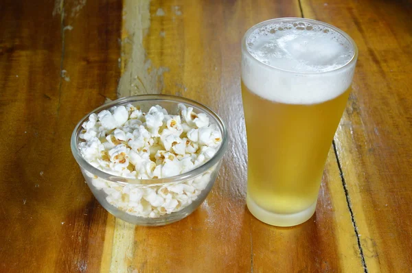 Pop kukorica és a sör — Stock Fotó