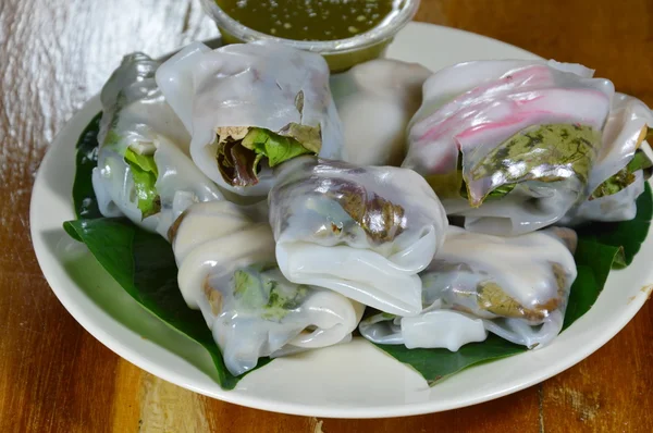 Thaise verse Noodle roll met kruiden en pikante saus — Stockfoto