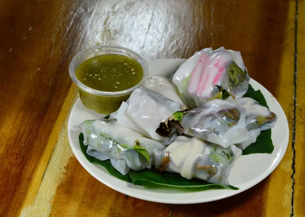 Rotolo di tagliatelle fresco tailandese con erbe aromatiche e salsa piccante — Foto Stock