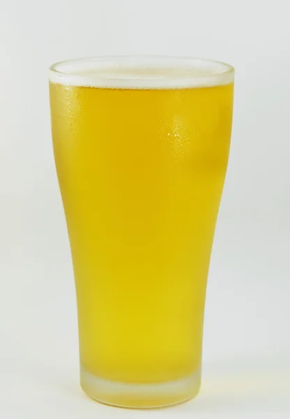 Segelas bir dengan latar belakang putih — Stok Foto