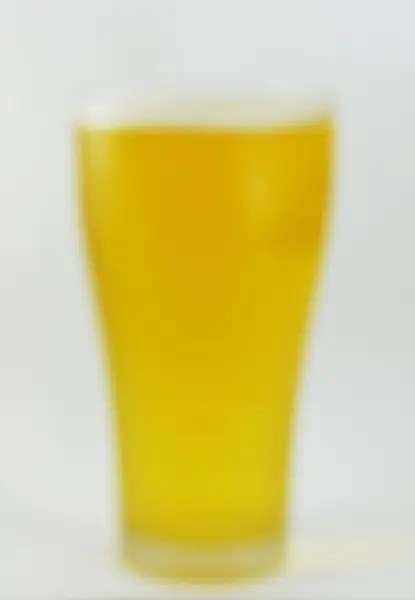 Размытый стакан пива через пьяный глаз — стоковое фото