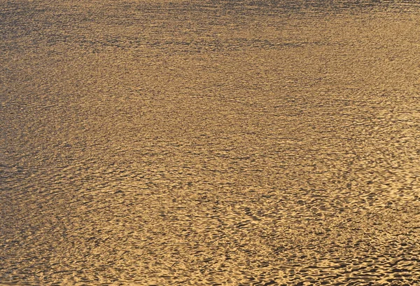 Luz dourada no rio ao pôr-do-sol — Fotografia de Stock