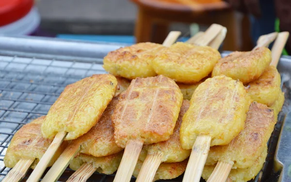 Gegrilde kleverige rick met ei in de ochtend markt — Stockfoto