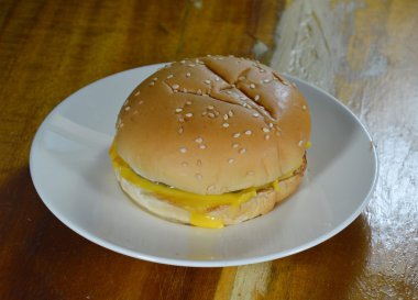 çizburger çanak üzerinde