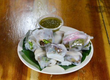 Tay taze erişte rulo ot ve baharatlı sos ile