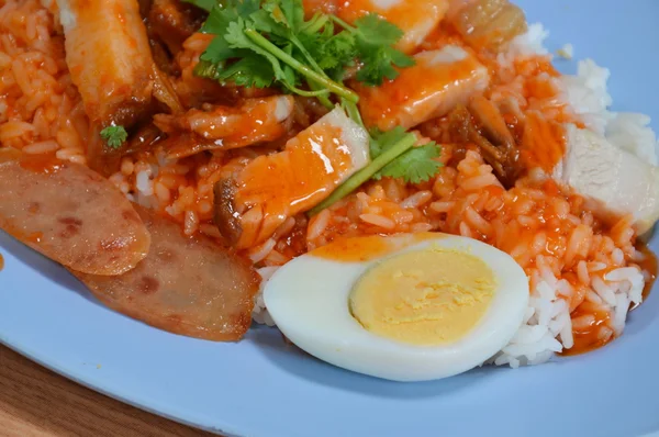 Huevo medio cocido con carne de cerdo barbacoa sobre arroz — Foto de Stock