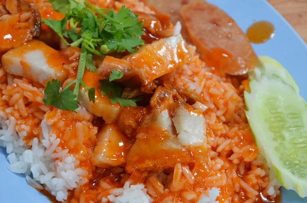 Barbacoa aderezo de cerdo salsa roja dulce sobre arroz — Foto de Stock
