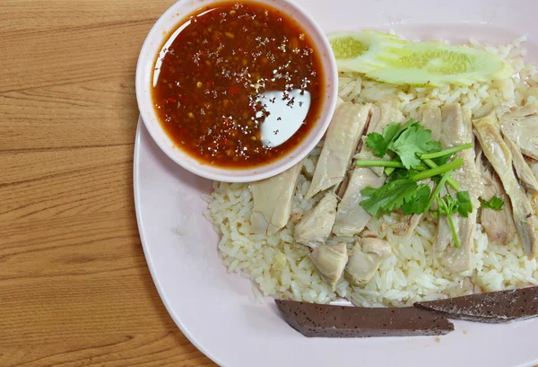 Irisan ayam rebus topping pada beras — Stok Foto