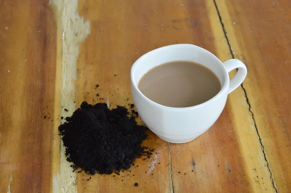 Xícara de café e esfrega de café na mesa — Fotografia de Stock