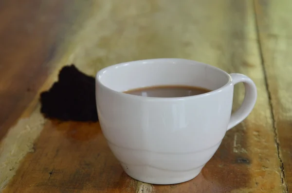コーヒー カップとテーブルの上のコーヒー スクラブ — ストック写真