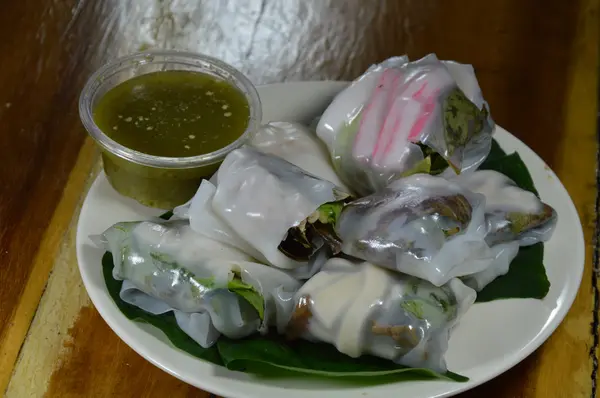 Thailändische Nudelrolle mit Kräutern und würziger Sauce — Stockfoto