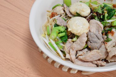 pirinç şehriye domuz topu ve haşlanmış dilim domuz tepesi