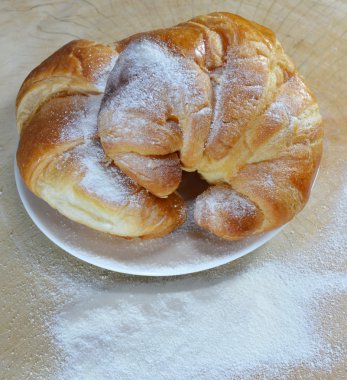 kruvasan çanak üzerinde