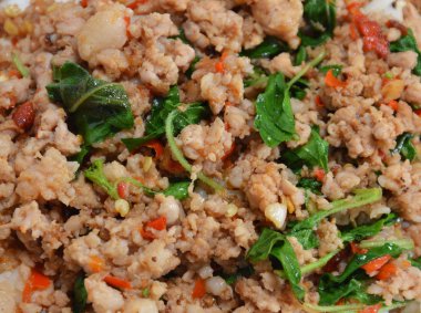 baharatlı karıştırın kızarmış domuz pirzolası fesleğen yaprağı