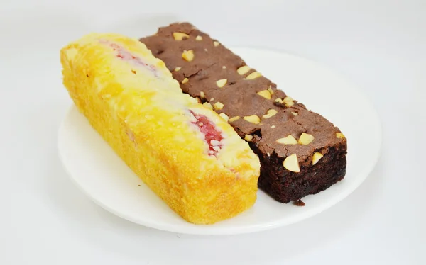Шоколадный торт и черничный торт на блюде — стоковое фото