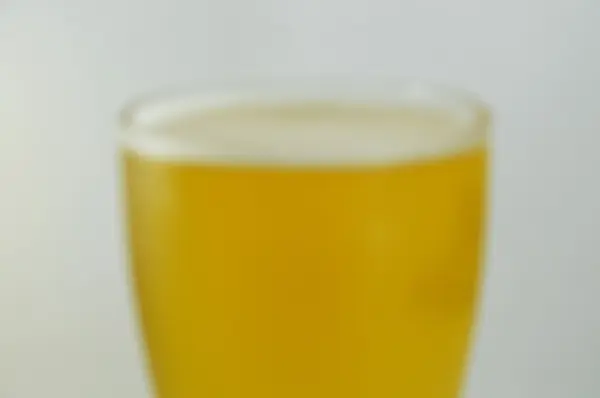 Vervaging glas bier — Stockfoto