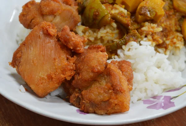 Ayam goreng di atas nasi — Stok Foto