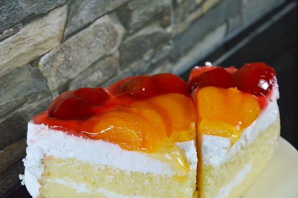 오렌지와 딸기 토 핑 과일 케이크 — 스톡 사진