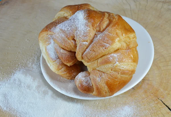 Croissant auf dem Teller — Stockfoto