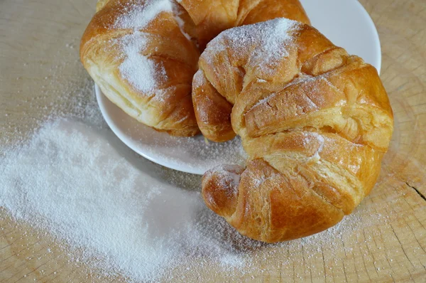 Croissant auf dem Teller — Stockfoto