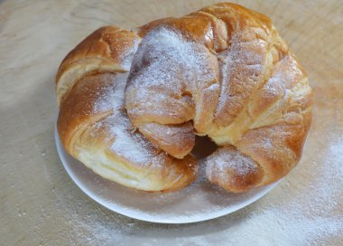 kruvasan çanak üzerinde