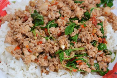 baharatlı stie kızarmış domuz pirzolası fesleğen yaprağı ve acılı pirinç ile