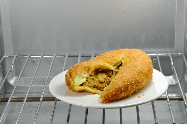 Relleno de pan pollo al curry en horno eléctrico — Foto de Stock