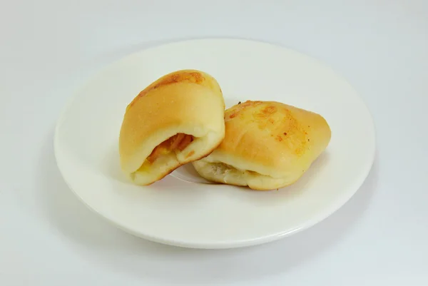 Pan relleno tocino y queso en el plato —  Fotos de Stock