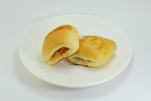 Pão recheio bacon e queijo no prato — Fotografia de Stock