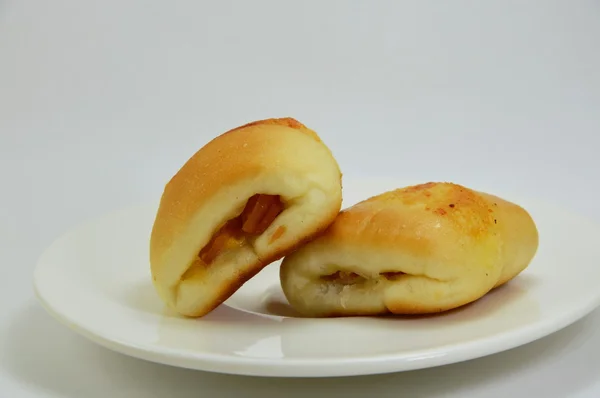 Pão recheio bacon e queijo no prato — Fotografia de Stock