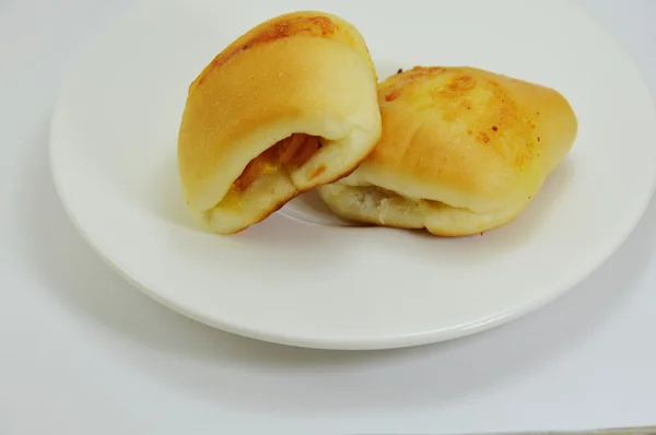 Pan relleno tocino y queso en el plato —  Fotos de Stock