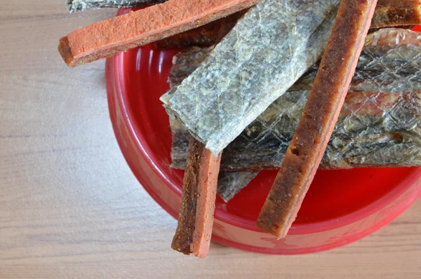 Comida para perros crujiente piel de salmón y pollo palo suave en el tazón — Foto de Stock