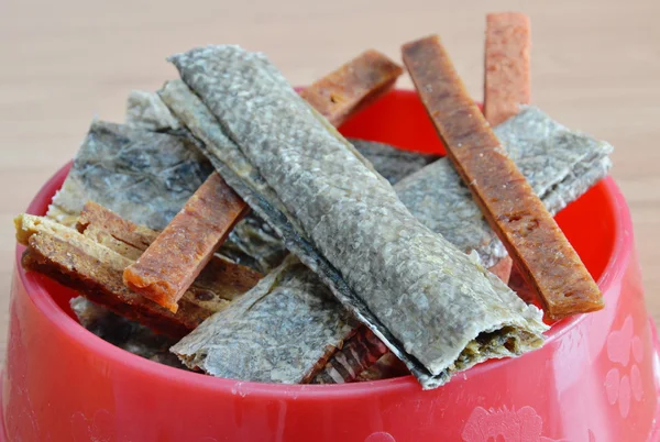 Köpek Gıda gevrek som balığı deri ve kase tavuk yumuşak çubuğa — Stok fotoğraf