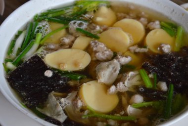 deniz yosunu çorbası ile yumurta tofu ve kase kıyılmış domuz etinin