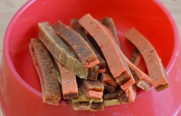 Comida para mascotas pollo suave jerky en tazón rojo — Foto de Stock