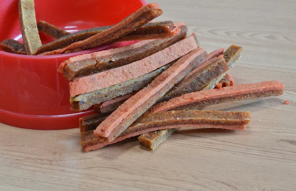 Snack de perro pollo suave jerky en tazón rojo — Foto de Stock