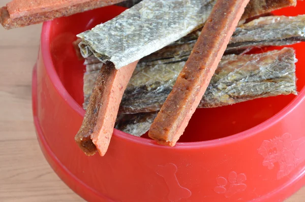 Bocadillo de perro crujiente piel de salmón y pollo palo suave en el bowl — Foto de Stock