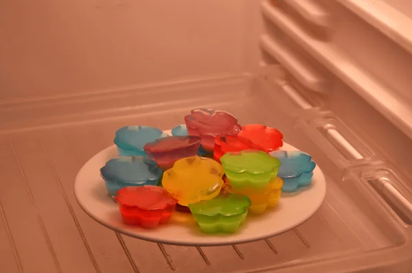 Frukt gelé på skålen i kylskåpet — Stockfoto