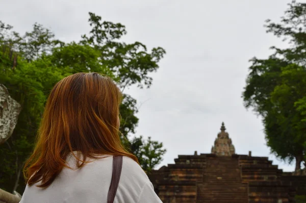 Viajero en Phanom Rung castillo de piedra en Tailandia — Foto de Stock