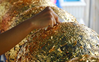 Budizm altın yaprak üzerinde yuvarlak taş koymak.