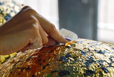 Budizm altın yaprak üzerinde yuvarlak taş koymak.