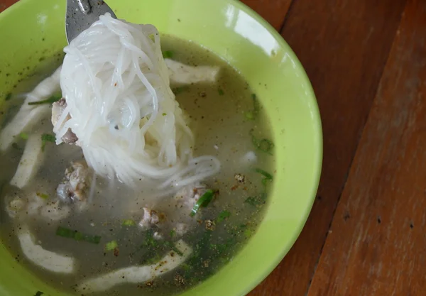 猪肉骨汤中的越南面 — 图库照片
