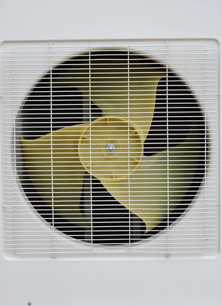 Aria condizionata ventilatore motore acceso edificio — Foto Stock